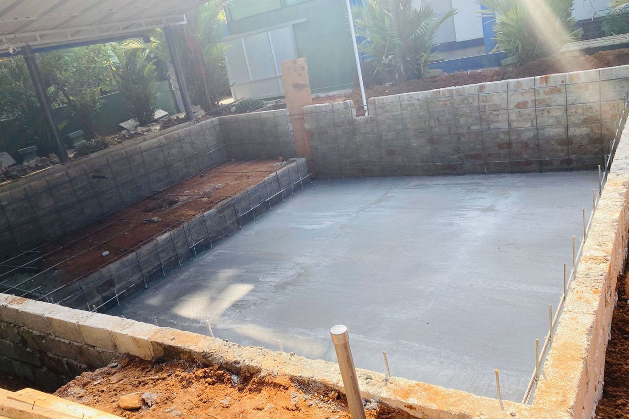 Erste Poolstruktur aus Beton entsteht