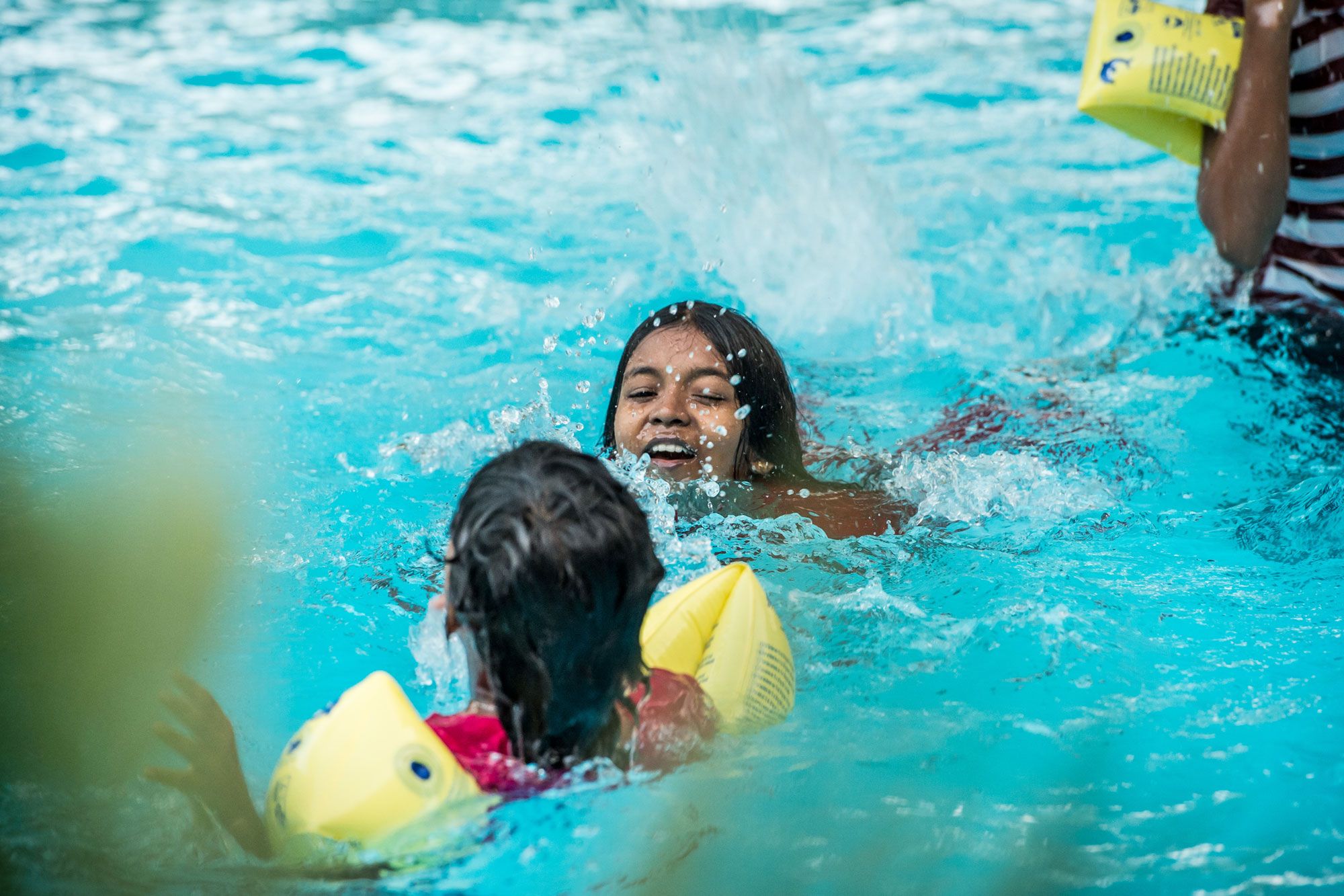 Spiel und Bewegung im Swimmingpool