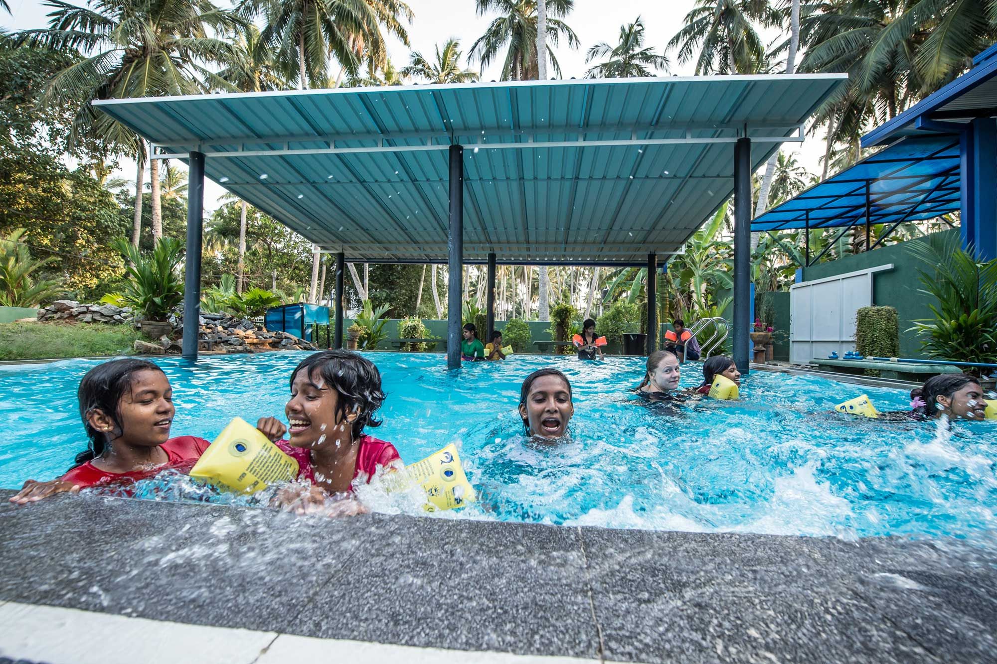 Fröhlicher Moment beim Schwimmen im Pool
