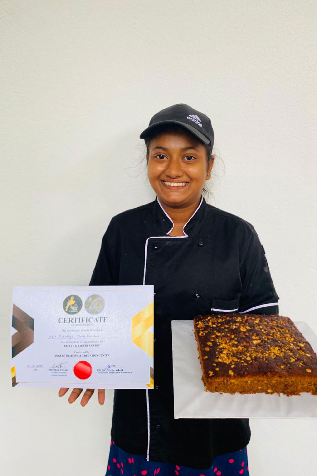 Pabodi mit Zertifikat und Kuchen