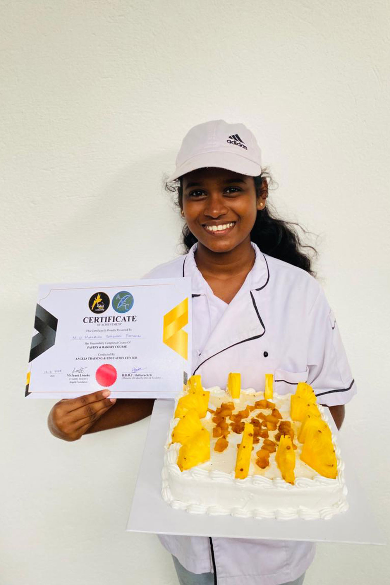 Mahesika mitdem Zertifikat und ihrem Kuchen