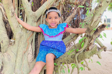 Saheli in einem ruhigen Moment &ndash; vorsichtig, aufmerksam und ganz bei sich.