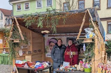 Julia Fischer und Andrea Bode auf dem Weihnachtsmarkt in Meinigen. Spendenaktion f&uuml;r das Angels Home in Sri Lanka