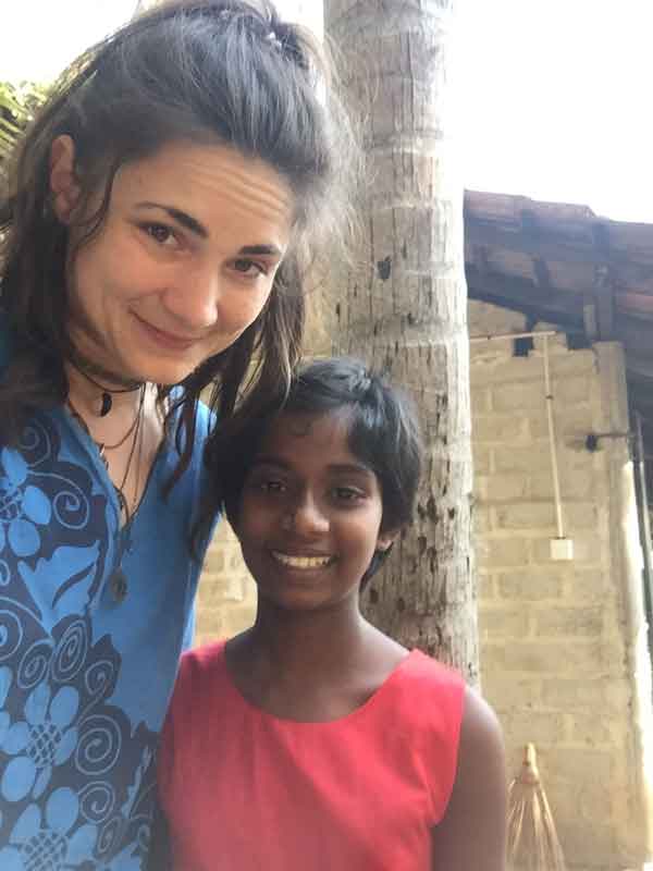  Lisa Möller aus Leverkusen mit Achini, einem der Mädchen aus dem „Angels Home“