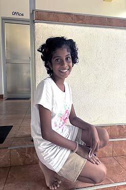 Dinithi mit ihrer besten Freundin &ndash; fr&ouml;hlich und offen