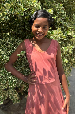 Theekshana &ndash; ruhig, kreativ und voller stiller St&auml;rke, mit einer besonderen Liebe zu ihrer Schwester und zur Natur.