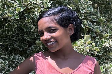 Theekshana &ndash; ruhig, kreativ und voller stiller St&auml;rke, mit einer besonderen Liebe zu ihrer Schwester und zur Natur.