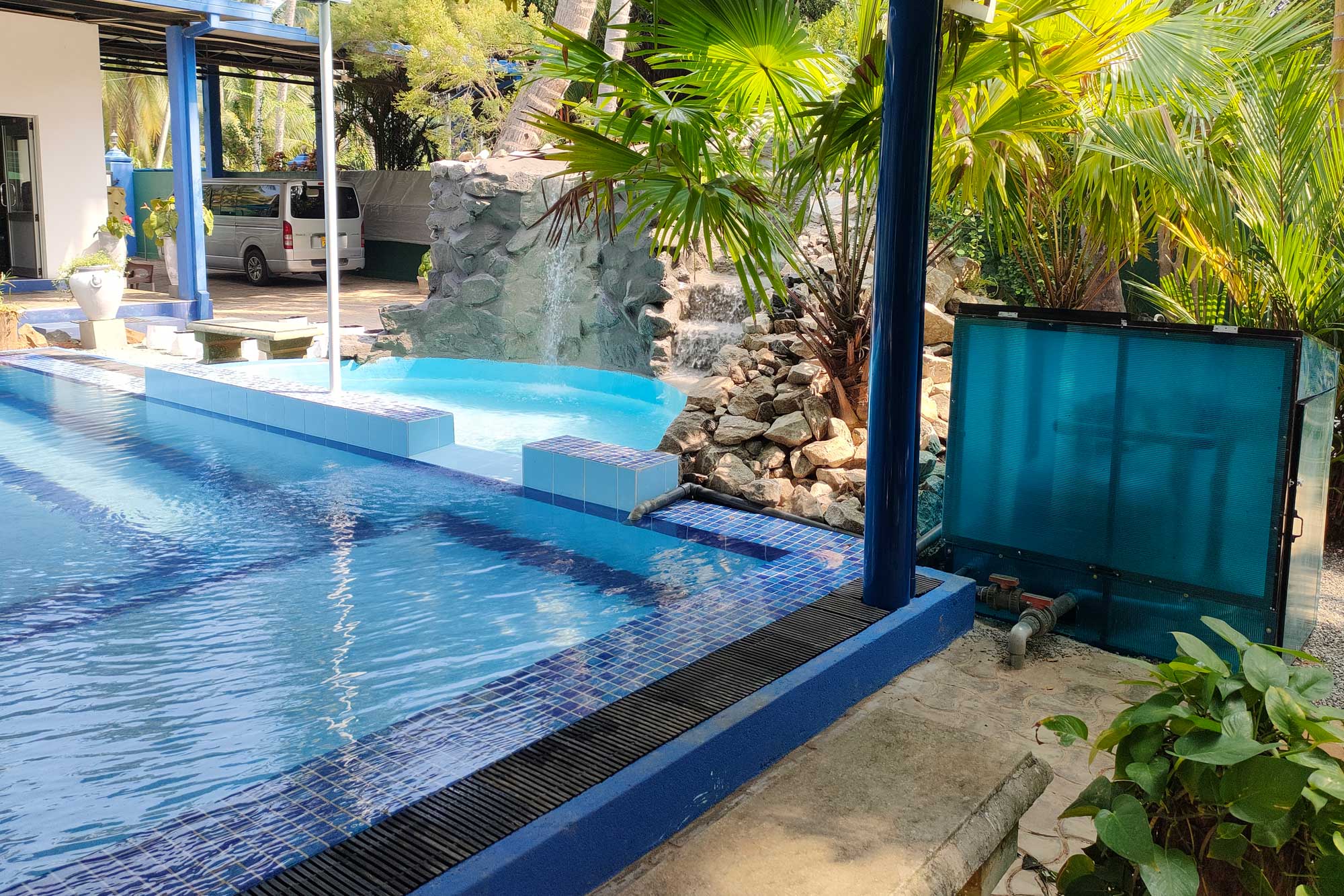 Wasserfall und flacher Einstiegsbereich des neuen Pools im Angels Home, sicher gestaltet für Kinder