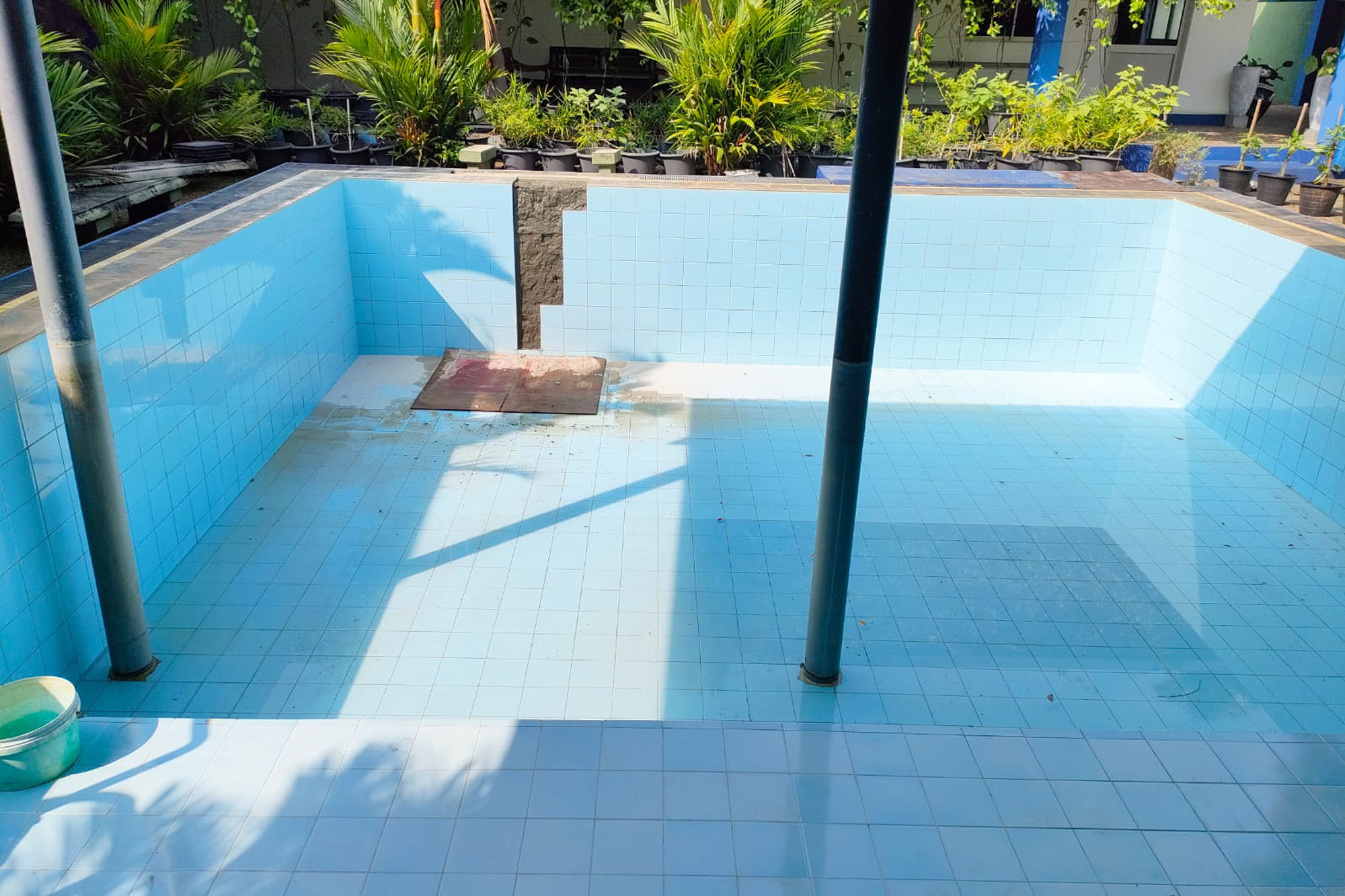 Risse im alten Swimmingpool nach jahrelanger Nutzung