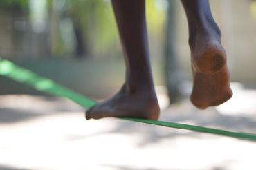 Die ersten Versuche auf der Slackline.