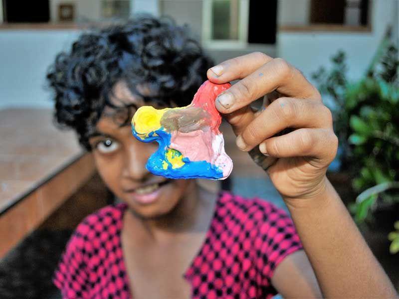 Gayani zeigt ihr fertiges Kunstwerk. - Gayani shows her finished artwork.