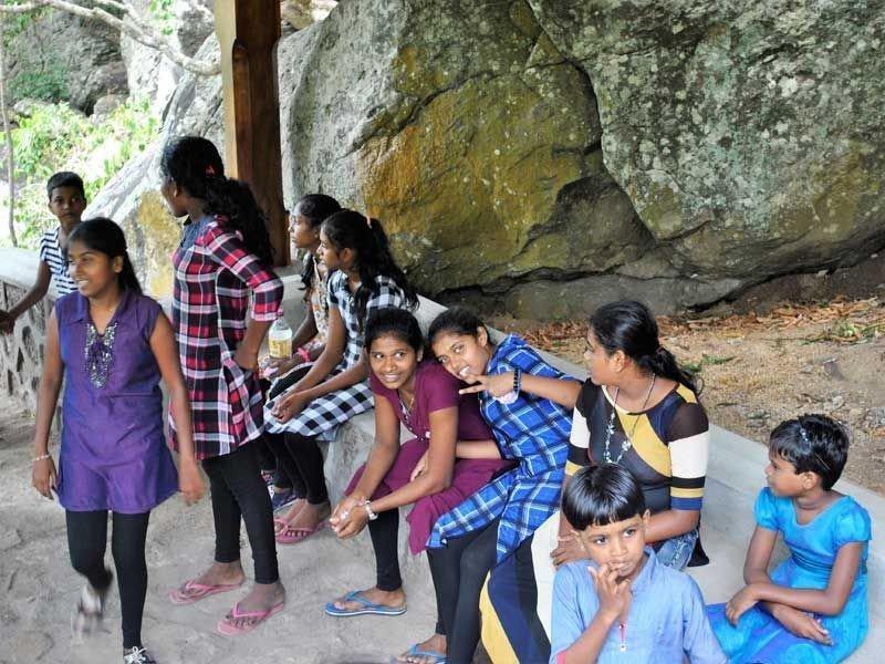 Spaß im Höhlentempel von Dambulla