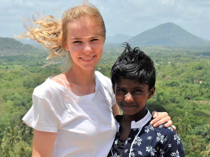 Laura und Dilmi genießen die Aussicht.