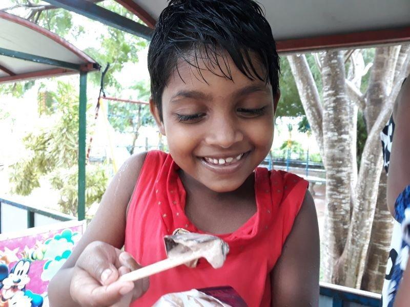 Vishmi genießt ihr Eis.
