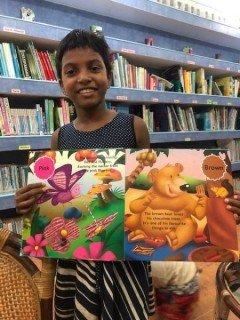 Shanika mit einem englischen Kinderbuch