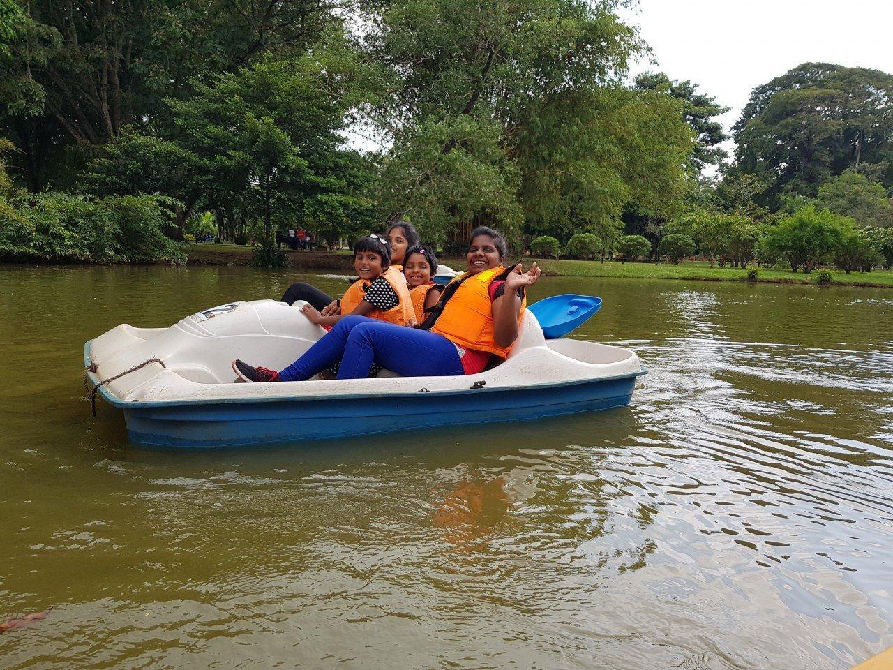 Auch Piumi Shanika, Vishmi, Anne und Shashikala haben Spaß.