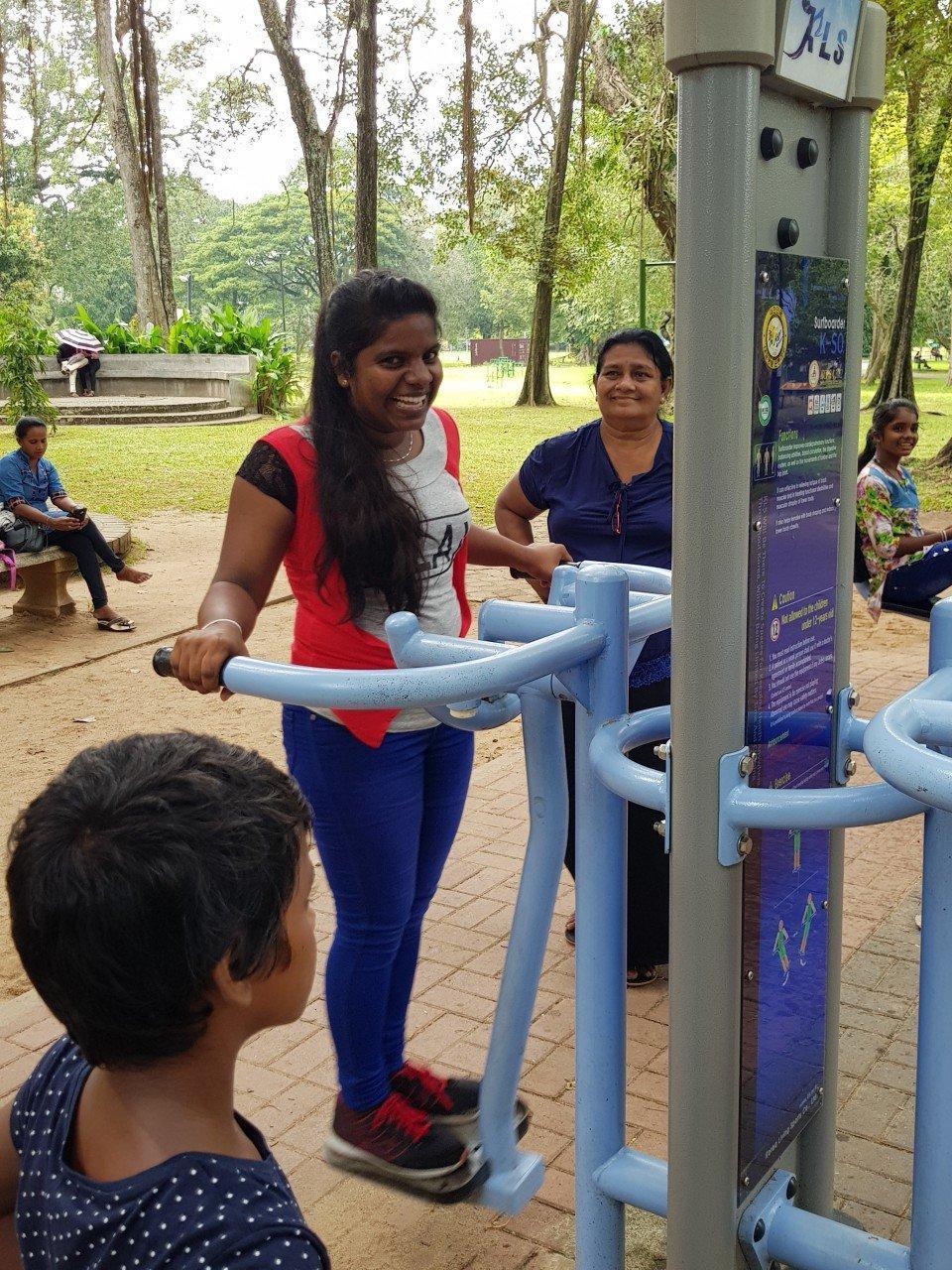 Shashikala beim Workout im Park.