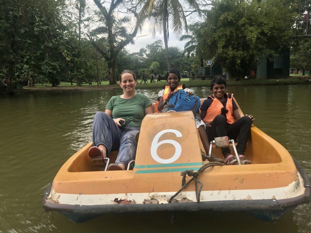 Julia mit Minushi und Sewmini auf dem Tretboot.