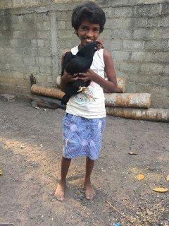 Madushani mit einem Huhn