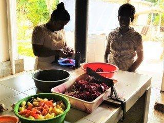 Shashikala und Nishama helfen in der Küche.