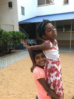 Vishmi und Thilini sind immer für einen Spaß zu haben.