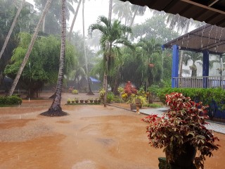 Der Monsunregen setzt bei uns alles unter Wasser.