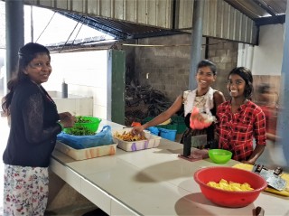 Shanika, Sodi und Achini bei der Küchenarbeit.