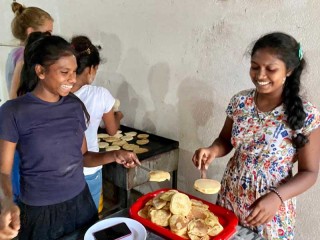 Madumali und Hasini zählen die Pancakes.