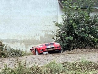 Auch das Auto der Familie ist Totalschaden.