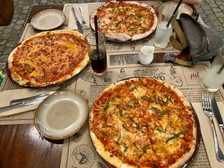 Sodi, Rika und ich haben leckere Pizza gegessen.