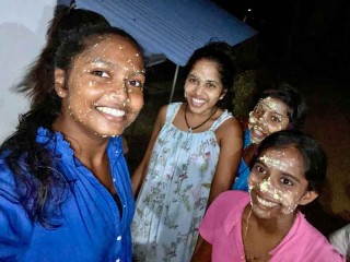 Hasini, Piumi, Thilini und Sachini mit Gesichtsmaske