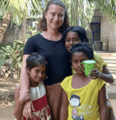 Ann-Sophie mit Deephti, Nuwanthika und Sandali im Arm