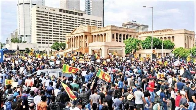 Demonstration vor dem Präsidentenpalast (Quelle: Daily Mirrow)