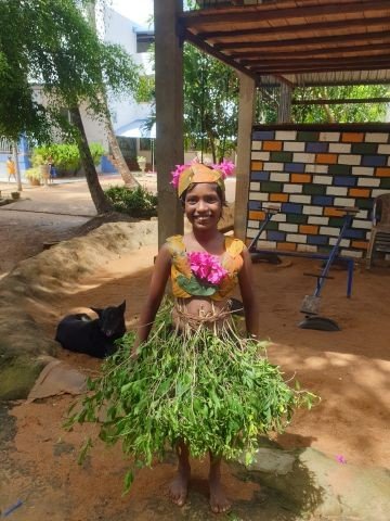 Ein wunderschönes Kleid aus Materialien aus dem Garten