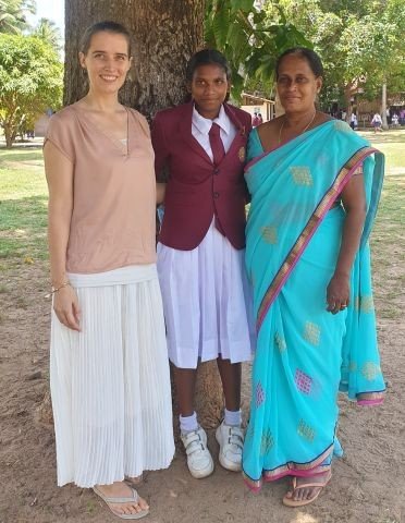 Alle schick zum Schulfest: Babett, Madumali und Judith (von links)