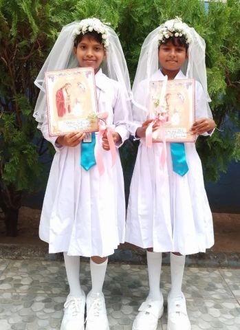 So fein rausgeputzt: Anne und Deepthi nach ihrer Erstkommunion
