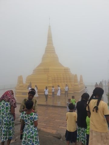 Nichts als Nebel und ein goldener Stupa
