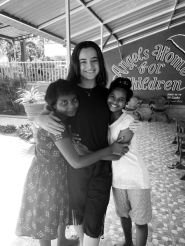 Arm in Arm mit zwei Angels