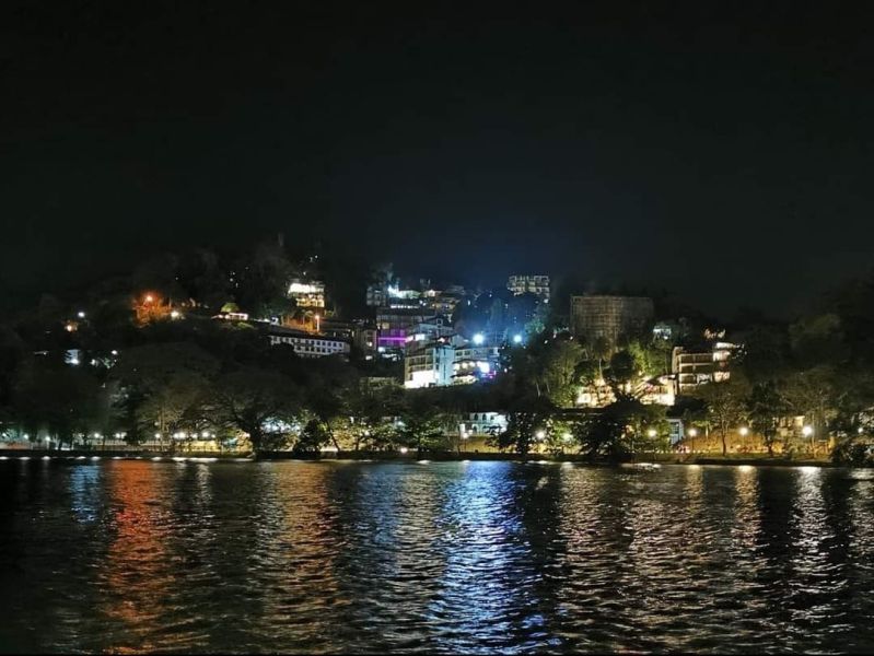 Der künstlich angelegte See in Kandy.