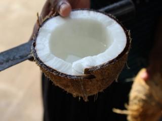 Auch die Kokosnuss wird frisch geraspelt