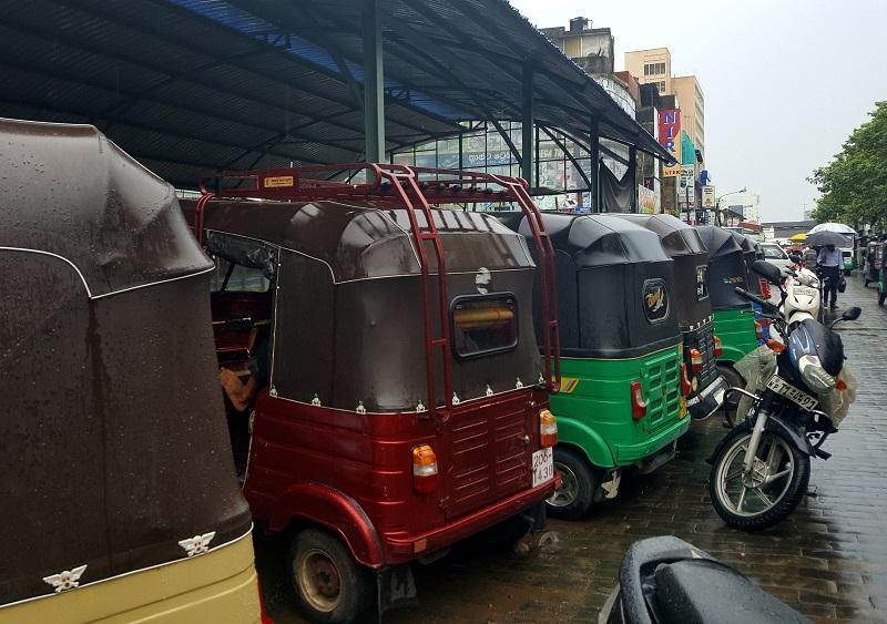 Eine bunte Schlamm Klappe auf ein Tuktuk gesehen auf einer Straße