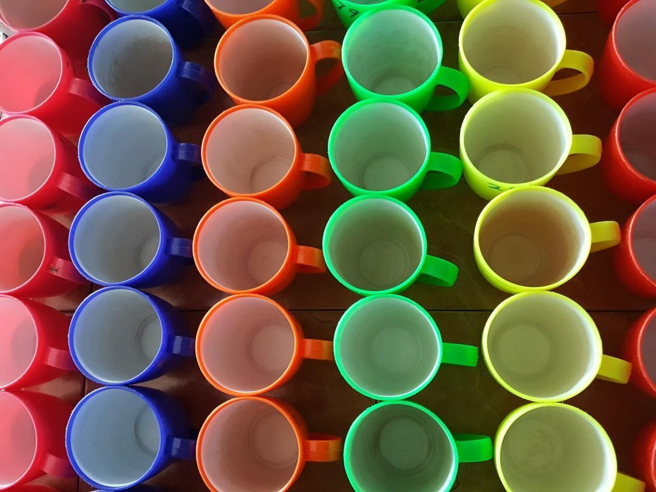 Teetassen in allen Farben des Regenbogens