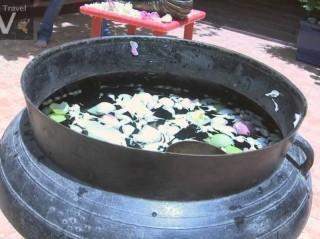 Ein traditioneller Lehmtopf mit Wasser und Jasminblüten