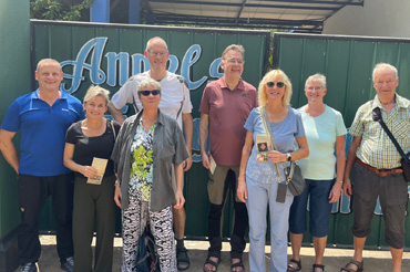 Besuchergruppe im Angels Home w&auml;hrend eines gemeinsamen Treffens mit Gespr&auml;chen, Fragen und herzlichen Begegnungen.