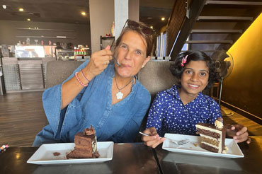 Gabi und Benno verbringen einen gemeinsamen Tag mit ihrem Patenkind Dinithi am Strand, gepr&auml;gt von N&auml;he, Lachen und gemeinsamen Momenten.