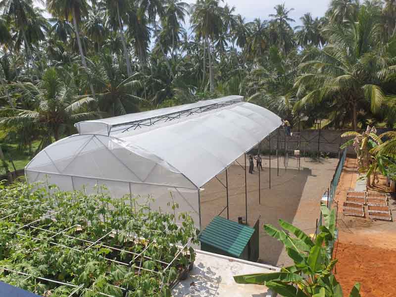 Die erste Seitenfolie ist befestigt