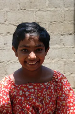Kawshalya geniesst ruhige Spiele, kleine gemeinsame Spässe und findet im Angels Home Schritt für Schritt mehr Vertrauen in sich selbst.
