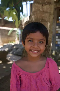 Saheli bringt mit ihrer wilden, fröhlichen Art viel Bewegung und Lachen in den Alltag des Angels Home und liebt gemeinsame Aktivitäten im Wasser und draussen.