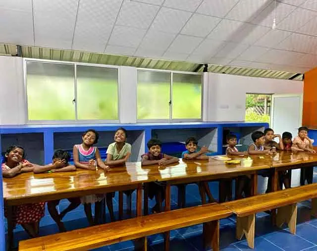 Damit die M&auml;dchen auch in Ruhe lernen k&ouml;nnen, haben wir ein neues Klassenzimmer gebaut!