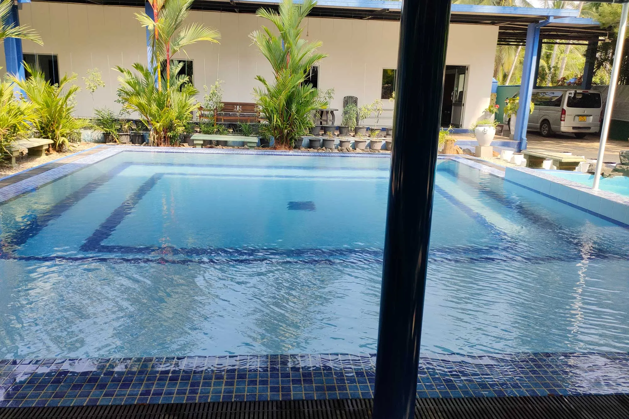 Blick über das neue Schwimmbecken im Innenhof des Angels Home, bereit für die ersten Schwimmstunden